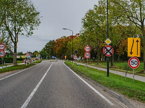 Doorgaande weg dicht: wie regelt verkeer, waarop let je?