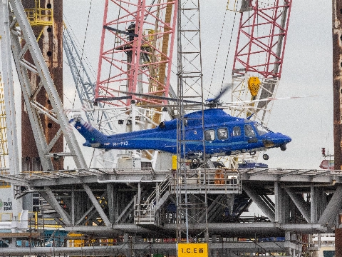 Politiehelikopter oefent tussen kranen op terrein van Mammoet
