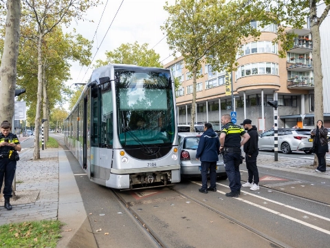 Auto flink beschadigd na botsing met tram op Broersvest