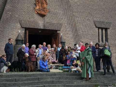 Dierenzegening op het kerkplein