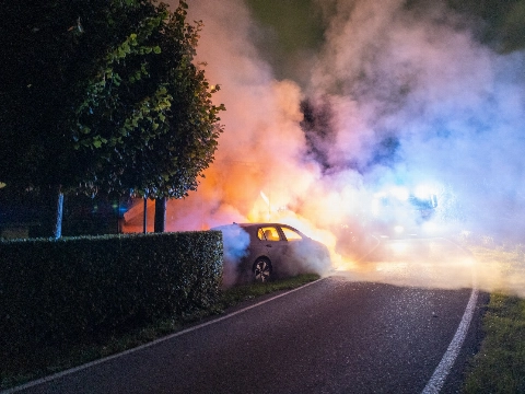Auto in brand aan Polderweg