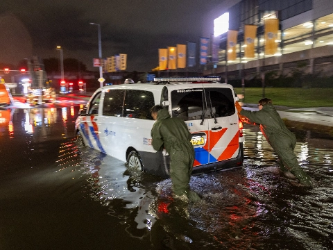 Politieauto kan stortvloed niet aan