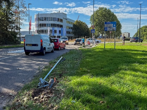 Harde klap tegen paal