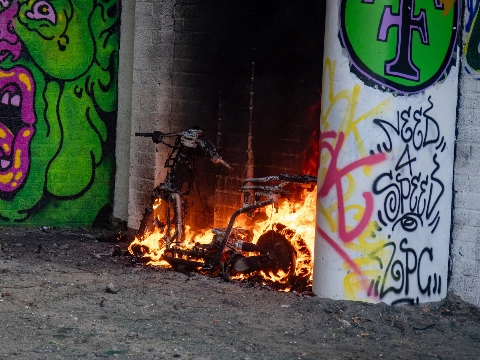 Rook over spoor door brandende scooter