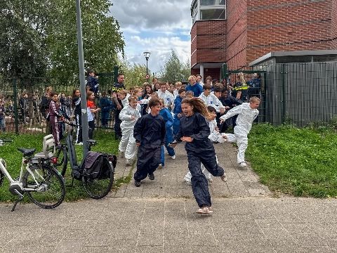 Politie en Lichtblauwe Brigade achtervolgen 120 jongeren