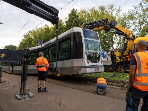 Tram loopt uit de rails