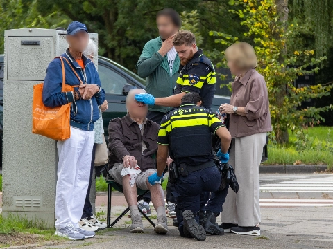 Agenten verzorgen gewonde