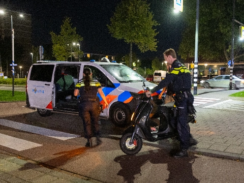 Automobilist rijdt door na aanrijding met scooter