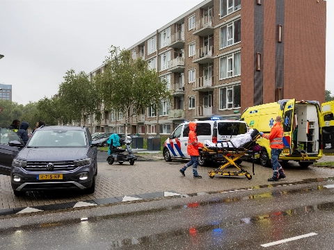 Vrouw in scootmobiel kantelt na aanrijding