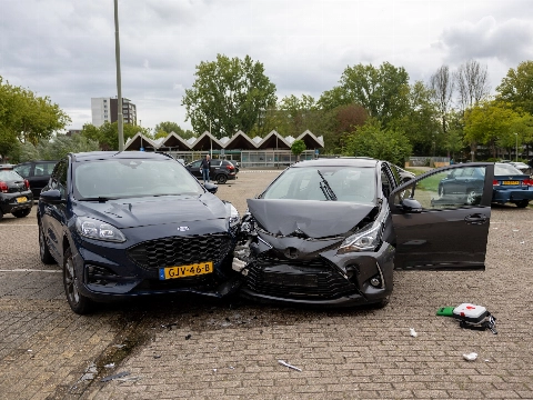 Automobilist rijdt vier auto's aan op Bachplein