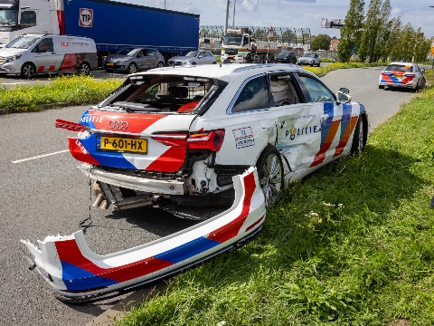 Politie-auto zwaar beschadigd na aanrijding
