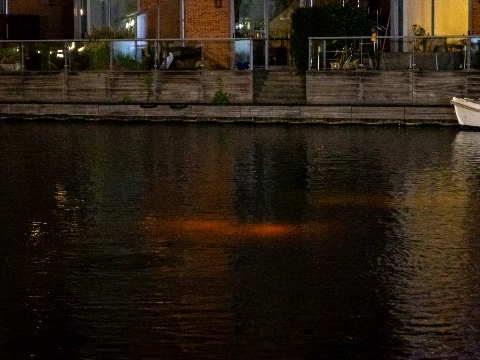 Auto verdwijnt in Nieuwe Haven