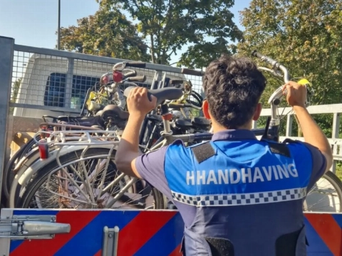Handhaving ruimt fietsen op