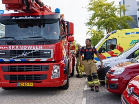 Vrouw met hoogwerker uit woning gehaald in Schiedam