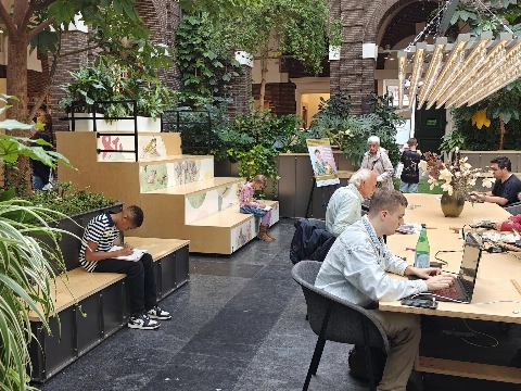 Biebbazen nemen Bibliotheek Schiedam onder de loep