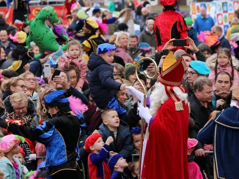 't wordt weer feest,  morgen als de Sint naar de stad komt