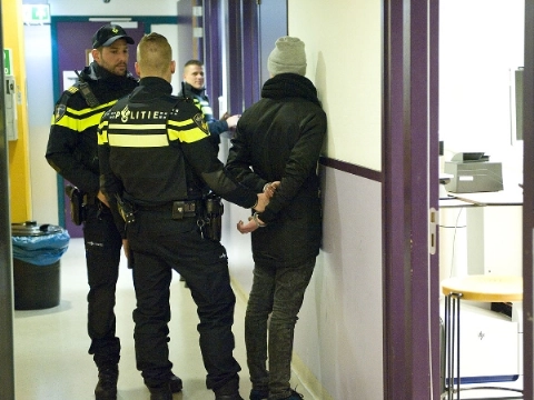 Man vanuit het niets aangevallen met groot mes