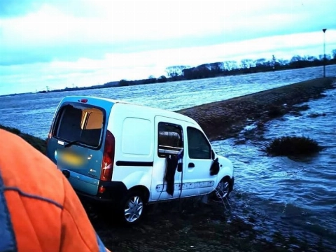 Auto raakt te water, hond overleeft het niet