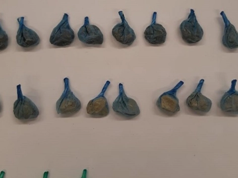 Hero&iuml;ne en coca&iuml;ne in auto, bestuurder aangehouden