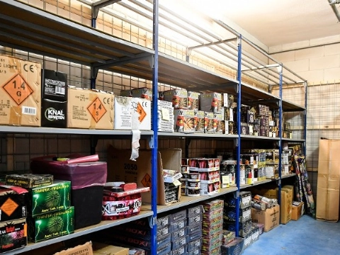 120 kilo vuurwerk in beslag genomen bij inval in woning