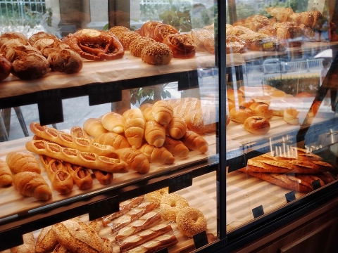 Magere vrouw overvalt bakkerij met stok