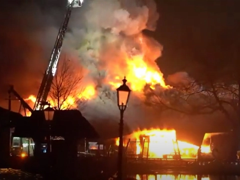 Uitslaande brand in theatergebouw Plaswijckpark zeer waarschijnlijk aangestoken