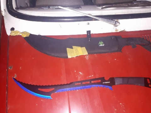 Politie bezorgd over jongeren met enorme messen op straat