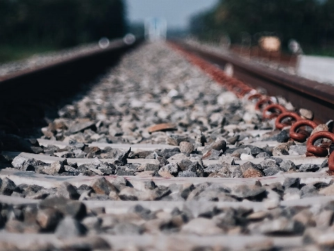 Voetgangster overleden na botsing met trein op onbewaakte spoorwegovergang