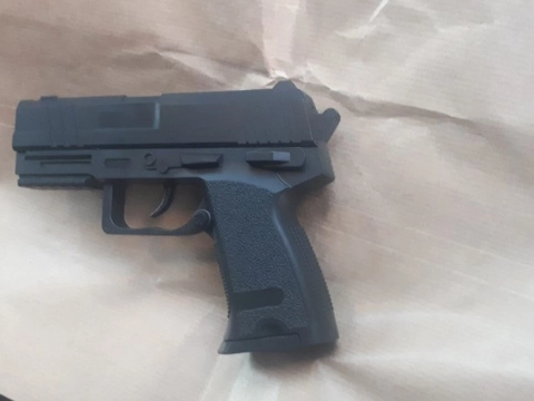 Boze buurman bedreigt sneeuwballengooiers met vuurwapen