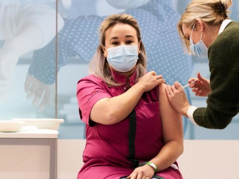 Eerste coronavaccinatie toegediend bij GGD-priklocatie Veghel