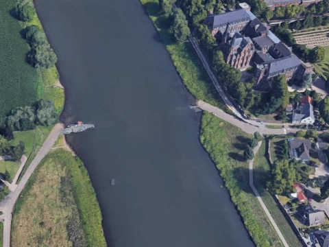 Dronken schipper ramt veerpont op de Maas