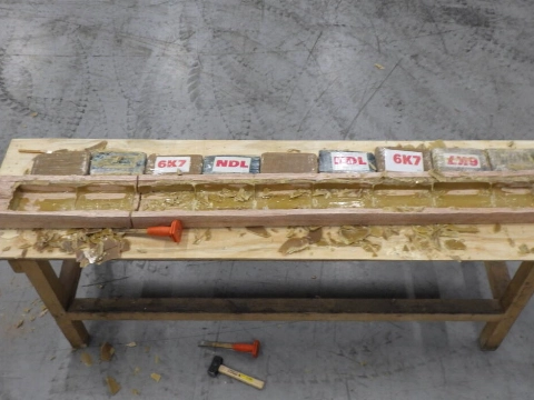 Douane vindt 695 kilo coca&iuml;ne in container met hardhout