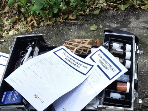 Honden uitgemergeld en ondervoed: een hond overleden