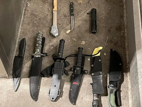 Tien wapens gevonden in metro, drie jongens aangehouden