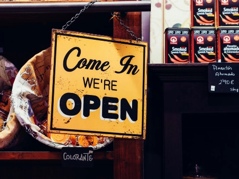 Kabinet overweegt heropenen winkels voor afhalen bestellingen