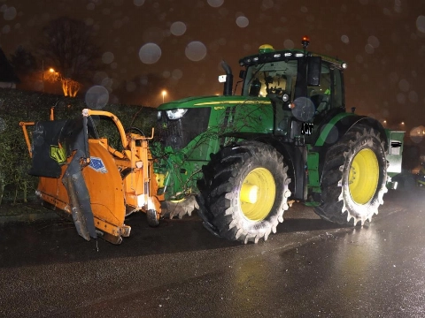 Dronken Duitser steelt sneeuwschuiver en rijdt buurt aan puin