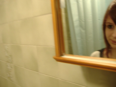 Huisbaas begluurt huursters via doorkijkspiegel