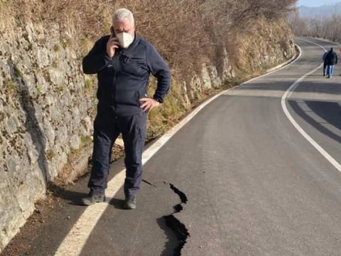 Tsunami dreigt bij Iseomeer in Italië
