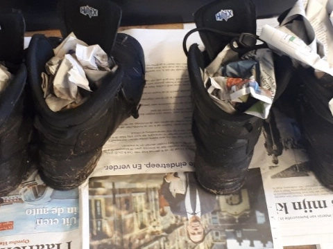 Man klem in te water geraakte auto, politie en brandweer brengen redding