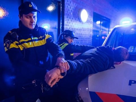 Agent bij de keel gegrepen, andere agent krijgt kopstoot