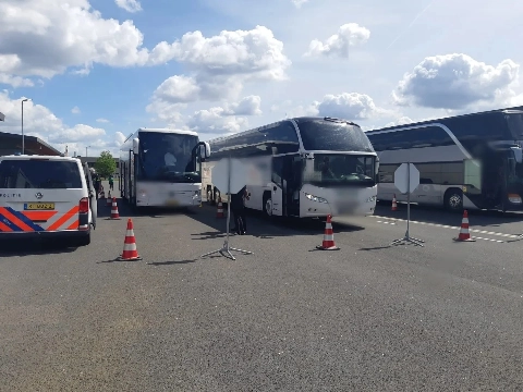 Chauffeur dronken achter het stuur met bus vol schoolkinderen