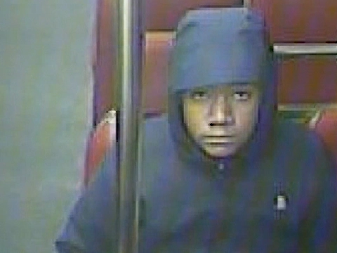 Straatrover slaat vrouw gebroken neus