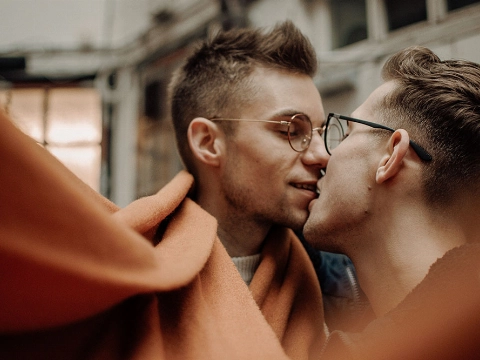 Pride-foto's van zoenende mannen beklad