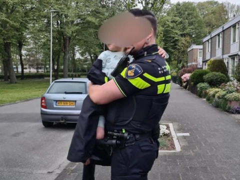 Kleuter van 4 ramt twee geparkeerde auto's