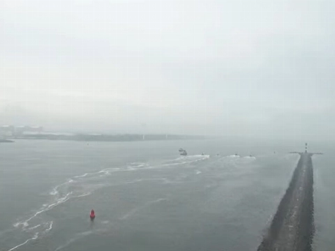 Mogelijk vliegtuig gecrasht, brokstukken in het water gevonden