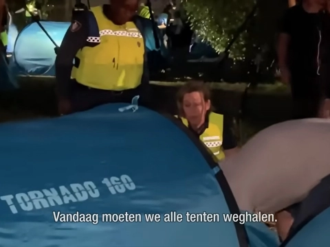 OM legt beslag op verwijderde tentjes Ter Apel: 'In strijd met de APV'