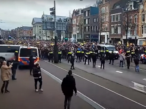 Eerste verdachten openlijke geweldpleging tijdens verboden demonstratie Museumplein voor de rechter