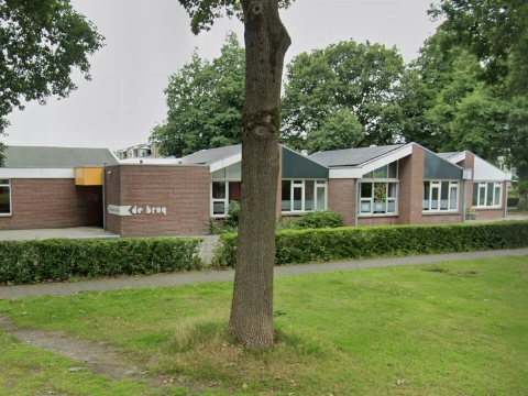 Brand in zonnepanelen zorgt voor ontruiming van basisschool