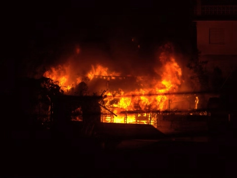 Brand verwoest historische woning, zoektocht naar bewoner