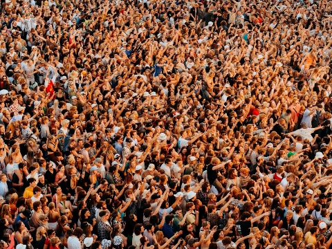 Blikseminslag dwingt ontruiming hoofdpodium Concert at Sea